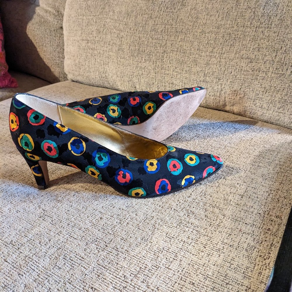Colorful pointed toe heel